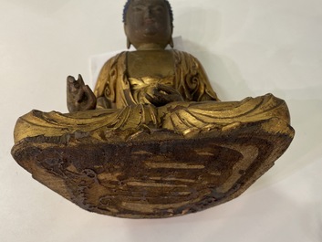 Une figure de Bouddha en bois laqu&eacute; et dor&eacute;, Chine, Ming