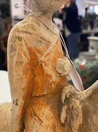 Un groupe figurant une dame sur cheval en terre cuite peinte, Chine, Tang