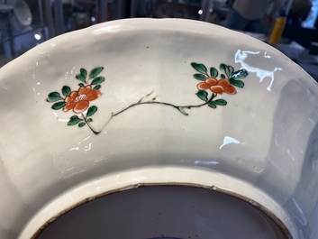 Une paire de plats en porcelaine de Chine famille verte &agrave; d&eacute;cor d'animaux mythiques, Kangxi