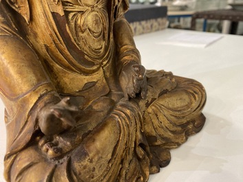 Une figure de Bouddha en bois laqu&eacute; et dor&eacute;, Chine, Ming