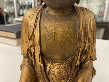 Une figure de Bouddha en bois laqu&eacute; et dor&eacute;, Chine, Ming