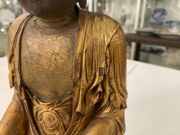 Een Chinese gelakte en vergulde houten figuur van Boeddha, Ming