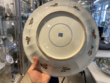 Une paire de plats en porcelaine de Chine famille verte &agrave; d&eacute;cor d'animaux mythiques, Kangxi