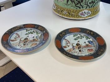 Une paire d'assiettes en porcelaine de Chine famille rose &agrave; d&eacute;cor de musiciennes, Yongzheng