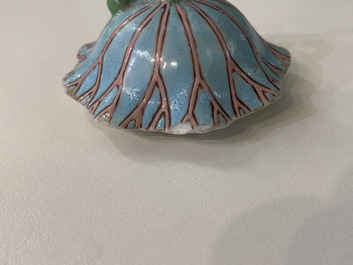 Une th&eacute;i&egrave;re couverte en forme de lotus en porcelaine de Chine famille rose, Yongzheng