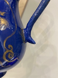 Een paar Chinese poederblauwe dekselkannen met verguld decor van kylins, Kangxi