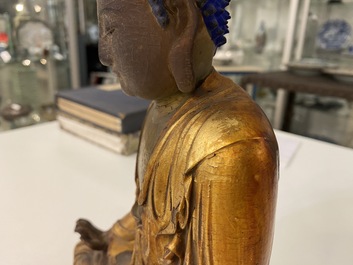 Une figure de Bouddha en bois laqu&eacute; et dor&eacute;, Chine, Ming