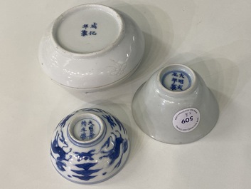 Un bol en porcelaine de Chine en blanc monochrome, un petit bol en bleu et blanc et une bo&icirc;te couverte &agrave; d&eacute;cor incis&eacute;, Ming et Qing