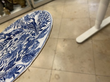 Une paire d'assiettes lob&eacute;es en porcelaine de Chine en bleu et blanc, Kangxi