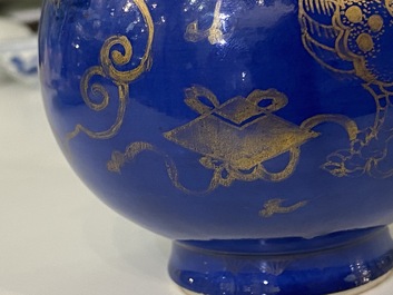 Une paire de verseuses couvertes en porcelaine de Chine bleu poudr&eacute; &agrave; d&eacute;cor dor&eacute;, Kangxi