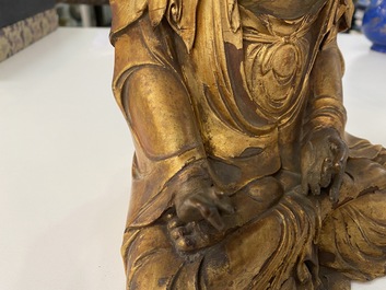 Une figure de Bouddha en bois laqu&eacute; et dor&eacute;, Chine, Ming