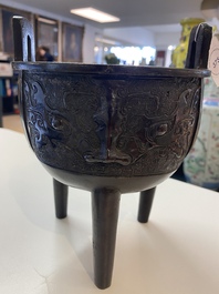 Een Chinese driepotige bronzen 'taotie' wierookbrander, Ming