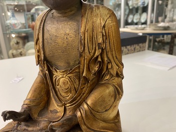 Une figure de Bouddha en bois laqu&eacute; et dor&eacute;, Chine, Ming