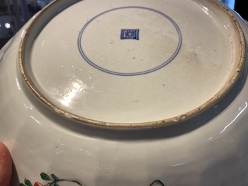 Une paire de plats en porcelaine de Chine famille verte &agrave; d&eacute;cor d'animaux mythiques, Kangxi