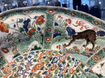 Une paire de plats en porcelaine de Chine famille verte &agrave; d&eacute;cor d'animaux mythiques, Kangxi