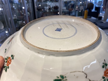 Une paire de plats en porcelaine de Chine famille verte &agrave; d&eacute;cor d'animaux mythiques, Kangxi