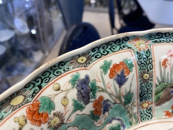 Une paire de plats en porcelaine de Chine famille verte &agrave; d&eacute;cor d'animaux mythiques, Kangxi