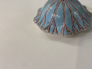 Une th&eacute;i&egrave;re couverte en forme de lotus en porcelaine de Chine famille rose, Yongzheng