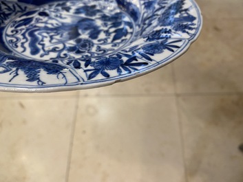 Une paire d'assiettes lob&eacute;es en porcelaine de Chine en bleu et blanc, Kangxi