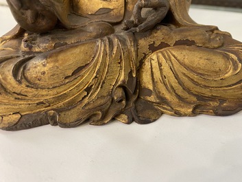 Une figure de Bouddha en bois laqu&eacute; et dor&eacute;, Chine, Ming