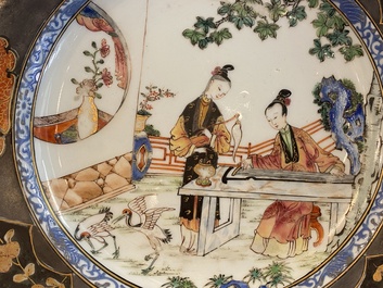 Een paar Chinese famille rose borden met musicerende dames, Yongzheng