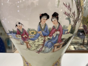 Een paar Chinese famille rose dekselvazen, Qianlong merk, Republiek