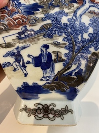 Een Chinese blauw-witte en koperrode vaas met een bergachtig landschap, 19e eeuw
