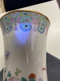 Un vase en porcelaine de Chine famille rose, marque et &eacute;poque de Guangxu