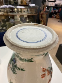 Une paire de vases de forme 'yenyen' en porcelaine de Chine famille verte, 19&egrave;me