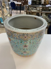 Une jardini&egrave;re en porcelaine de Chine famille rose &agrave; fond turquoise &agrave; d&eacute;cor 'bajixiang', 19&egrave;me