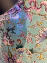 Une jardini&egrave;re en porcelaine de Chine famille rose &agrave; fond turquoise &agrave; d&eacute;cor 'bajixiang', 19&egrave;me