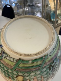 Un grand pot couvert en porcelaine de Chine famille verte, 19&egrave;me