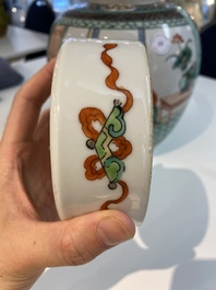 Un grand pot couvert en porcelaine de Chine famille verte, 19&egrave;me