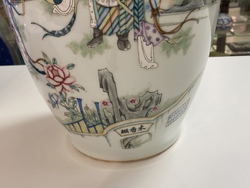 Un vase en porcelaine de Chine famille rose &agrave; double d&eacute;cor et un en biscuit &eacute;maill&eacute; &agrave; d&eacute;cor d'animaux mythiques, 19/20&egrave;me