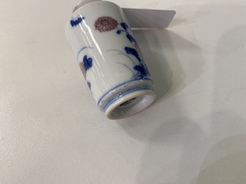 Une paire de vases miniatures ou tabati&egrave;res en porcelaine de Chine en bleu, blanc et rouge de cuivre, marque Qing Feng, 18/19&egrave;me