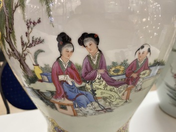 Une paire de vases couverts en porcelaine de Chine famille rose, marque de Qianlong, R&eacute;publique