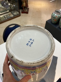 Un vase en porcelaine de Chine famille rose, marque et &eacute;poque de Guangxu