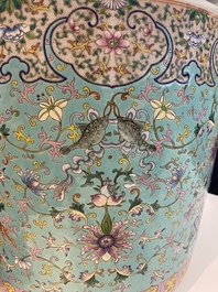 Une jardini&egrave;re en porcelaine de Chine famille rose &agrave; fond turquoise &agrave; d&eacute;cor 'bajixiang', 19&egrave;me