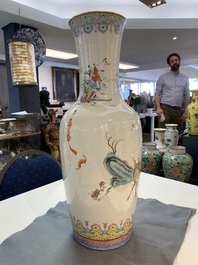 Un vase en porcelaine de Chine famille rose, marque et &eacute;poque de Guangxu