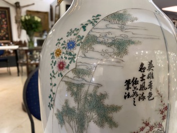 Un vase en porcelaine de Chine famille rose &agrave; double d&eacute;cor et un en biscuit &eacute;maill&eacute; &agrave; d&eacute;cor d'animaux mythiques, 19/20&egrave;me
