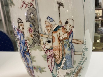 Un vase en porcelaine de Chine famille rose &agrave; double d&eacute;cor et un en biscuit &eacute;maill&eacute; &agrave; d&eacute;cor d'animaux mythiques, 19/20&egrave;me