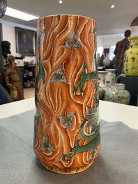 Un vase de forme cylindrique en porcelaine de Chine famille verte &agrave; d&eacute;cor de dragons sur fond faux-bois, 19/20&egrave;me