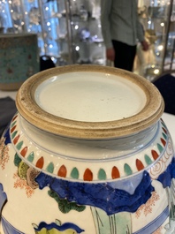 Un vase de forme globulaire en porcelaine de Chine wucai &agrave; d&eacute;cor narratif, 19/20&egrave;me