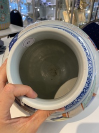 Un vase de forme globulaire en porcelaine de Chine wucai &agrave; d&eacute;cor narratif, 19/20&egrave;me