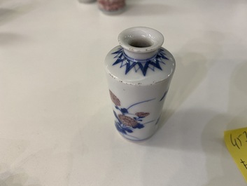 Une paire de vases miniatures ou tabati&egrave;res en porcelaine de Chine en bleu, blanc et rouge de cuivre, marque Qing Feng, 18/19&egrave;me