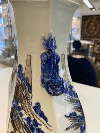Een Chinese blauw-witte en koperrode vaas met een bergachtig landschap, 19e eeuw