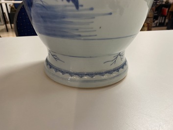 Un vase en porcelaine de Chine en bleu, blanc et rouge de cuivre, 18/19&egrave;me