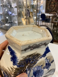 Un vase en porcelaine de Chine en bleu, blanc et rouge de cuivre &agrave; d&eacute;cor d'un paysage montagneux, 19&egrave;me
