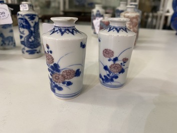 Une paire de vases miniatures ou tabati&egrave;res en porcelaine de Chine en bleu, blanc et rouge de cuivre, marque Qing Feng, 18/19&egrave;me