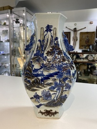 Un vase en porcelaine de Chine en bleu, blanc et rouge de cuivre &agrave; d&eacute;cor d'un paysage montagneux, 19&egrave;me